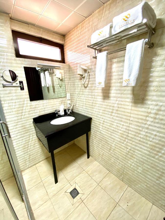 Zemalex Hotel Addis Abeba Esterno foto